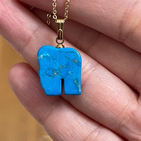 Hand-carved Howlite turquoise elephant gold tone pendant and chain - Picture 3 of 5
